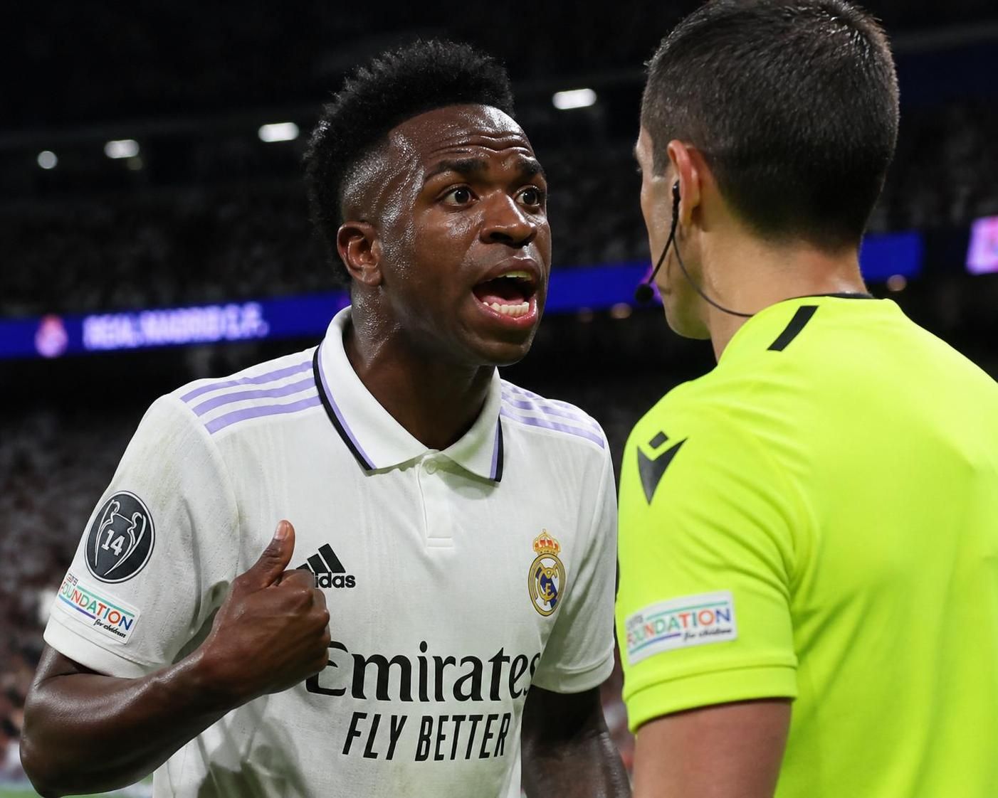 vinícius reacts fiercely after his goal is disallowed, engaging in a heated exchange with the referee and delivering a sharp retort.