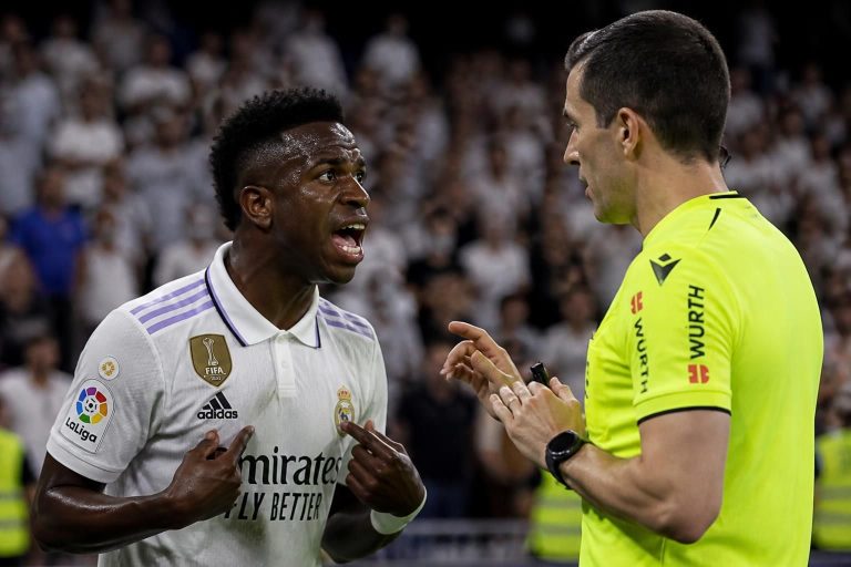 vinícius passionately confronts the referee after his goal is disallowed, delivering a sharp and fiery retort in a heated exchange on the field.