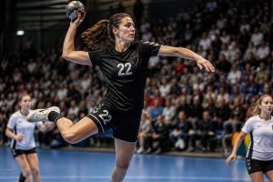 french rugby star caroline drouin makes a surprising switch, joining bretagne's national 2 handball league and showcasing her athletic versatility.